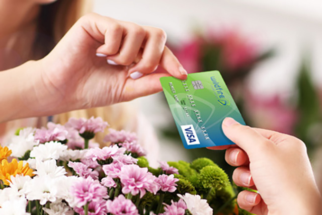 Person paying for flowers using a Wildfire credit card
